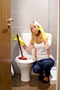 toilet-plumbing-concerned-woman